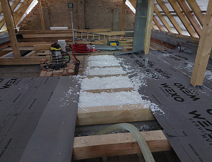 Zateplení stropu stávajícího rodinného domu pomocí foukané izolace